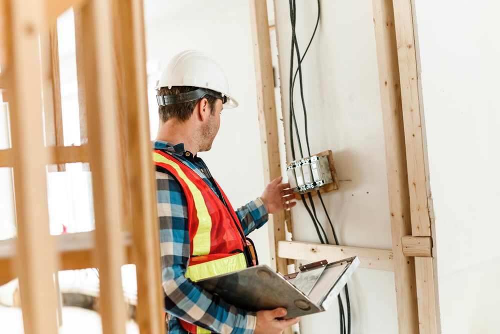 An,inspector,inspecting,an,old,house,to,be,sure,everything